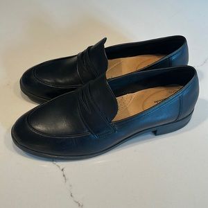 Women’s size 8 1/2 Clarks calla ease loafers in black
